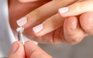 Bague de fiançailles : a quelle main la porter?